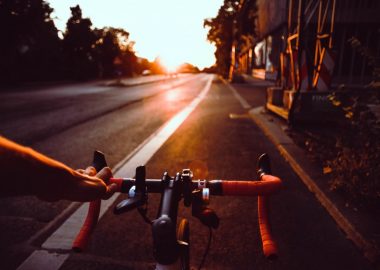 Køretur på racercykel på vej med solnedgang foran