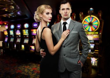 kvinde i cocktailkjole og mand i jakkesæt på casino