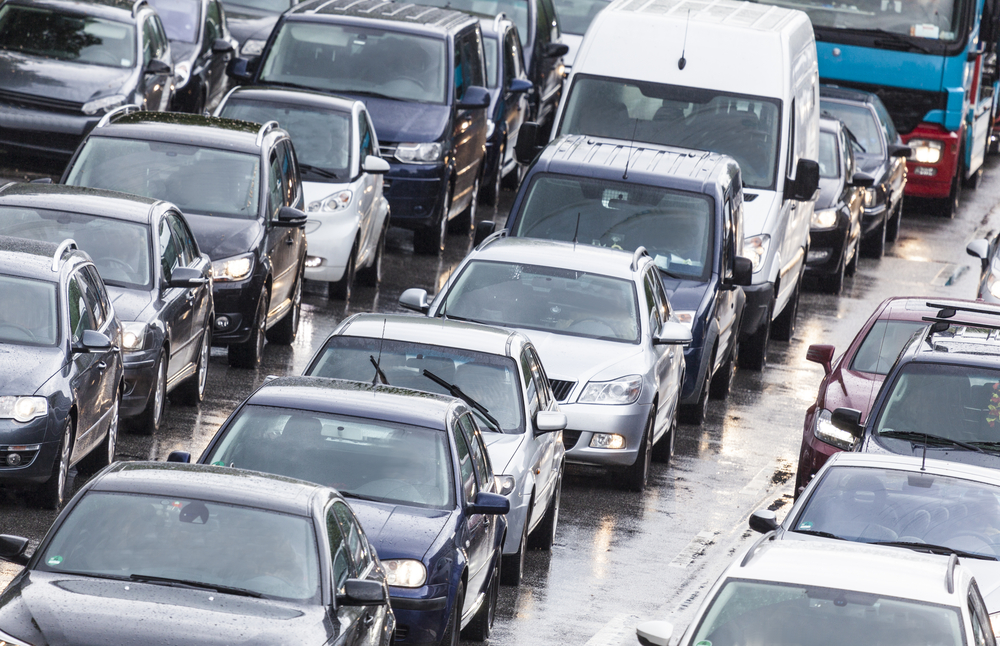 25 biler holder i tomgang på motorvej